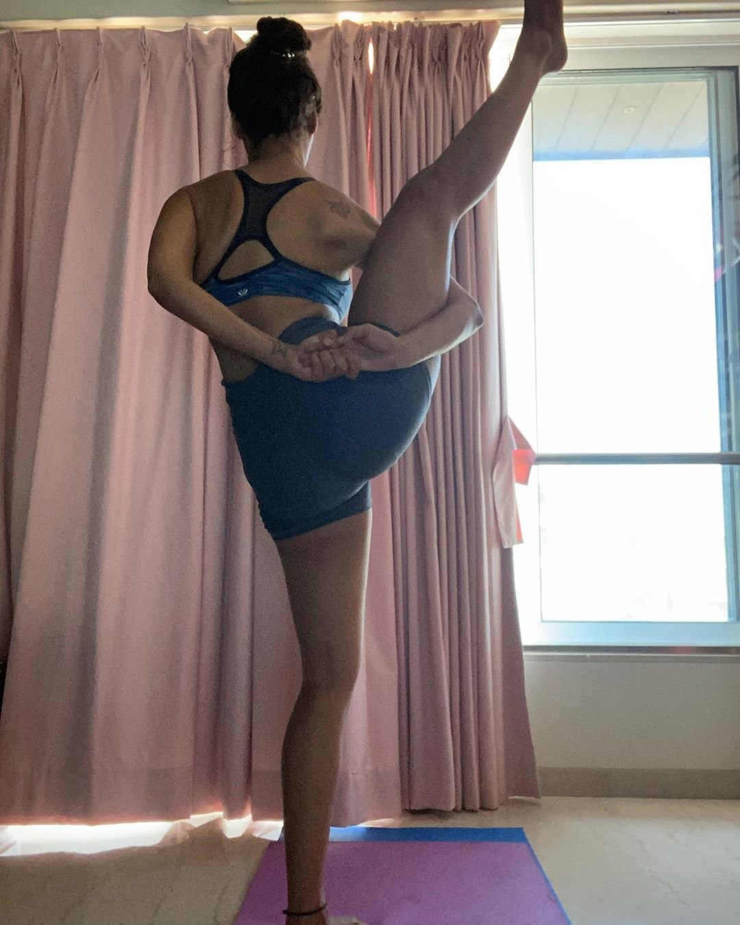 Esha gupta, Esha gupta Hot Photos, Esha Gupta Bold Image, Esha gupta pics, Bollywood celebs, locdkwon, Entertainment News,Bollywood News,Hindi Movies News,lockdown,hanumanasana,Esha Gupta, coronavirus,Bollywood,covid-19, novel corona virus, corona virus, jansatta bollywood