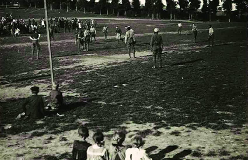 विश्व युद्ध के दौरान टाले गए फुटबाल मैच के मैदान की पुरानी तस्वीर।