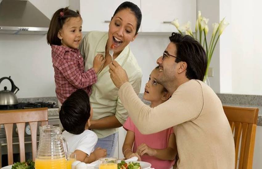 बच्चों के साथ खेलता परिवार। (फाइल फोटो)