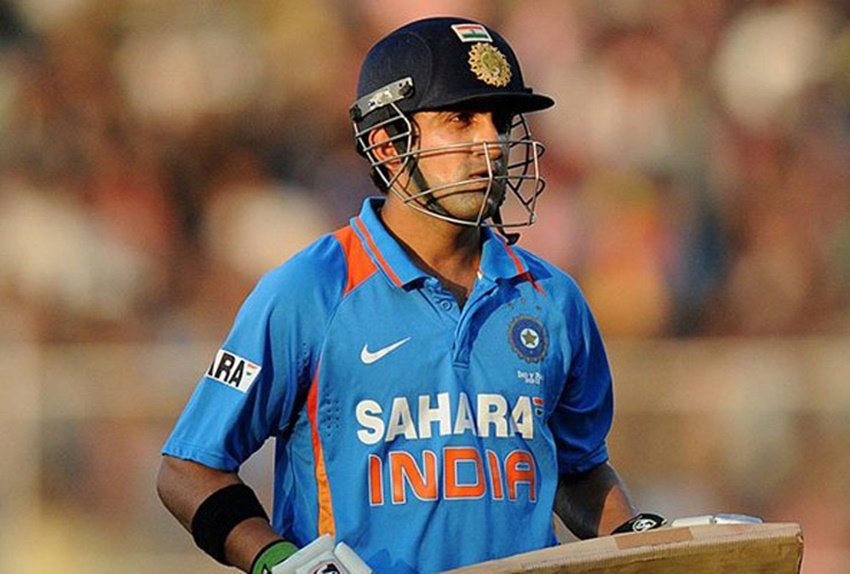 Gautam Gambhir: टीम इंडिया 2011 में दूसरी बार विश्व विजेता बनी थी। 2अप्रैल को इस जीत के नौ साल पूरा होने पर एक क्रिकेट वेबसाइट ने धोनी की फोटो पोस्ट कर कैप्शन दिया- वह शॉट जिसने करोड़ों लोगों को खुशी में झूमने पर मजबूर कर दिया। गंभीर को यह बात नागवार गुजरी। उन्होंने लिख दिया कि सिर्फ धोनी के कारण ही जीत नहीं मिली थी। इस ट्वीट पर गंभीर को खूब ट्रोल किया गया। हालांकि कुछ लोग गंभीर के सपोर्ट में भी नजर आए।