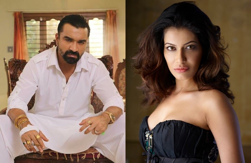 फिल्म और ग्लैमर दुनिया के बहुत से ऐसे सेलेब्स हैं जो सोशल मीडिया में खूब एक्टिव रहते हैं। ये लोग आए दिन सामाजिक औऱ राजनीतिक मुद्दों पर अपनी राय भी रखते रहते हैं। लेकिन कई बार इन्हें अपने सोशल मीडिया पोस्ट के कारण ट्रोल होना पड़ता है तो कई बार ये कानूनी पचड़े में भी फंस जाते हैं। आइए डालते हैं नजर ऐसी ही कुछ फिल्मी शख्सियतों पर जिनके खिलाफ पिछले कुछ दिनों में सोशल मीडिया पोस्ट के चलते पुलिस में शिकायत दर्ज हुई।