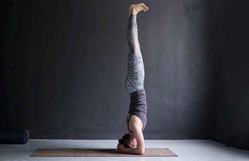 coronavirus, coronavirus india, coronavirus outbreak, coronavirus lockdown, what to do in lockdown, fitness challenge during lockdown, yoga, yoga videos, yoga tips, yoga tips in hindi, yoga tips by expert, rujuta divekar, shirshasan, shirsasan, head stand, shirsasan health benefits, how to do shirsasan, how to do shirsasan in hindi