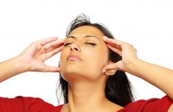 सिरदर्द से हरदम रहते हैं परेशान? 10 मिनट के इस मसाज से मिलेगी राहत