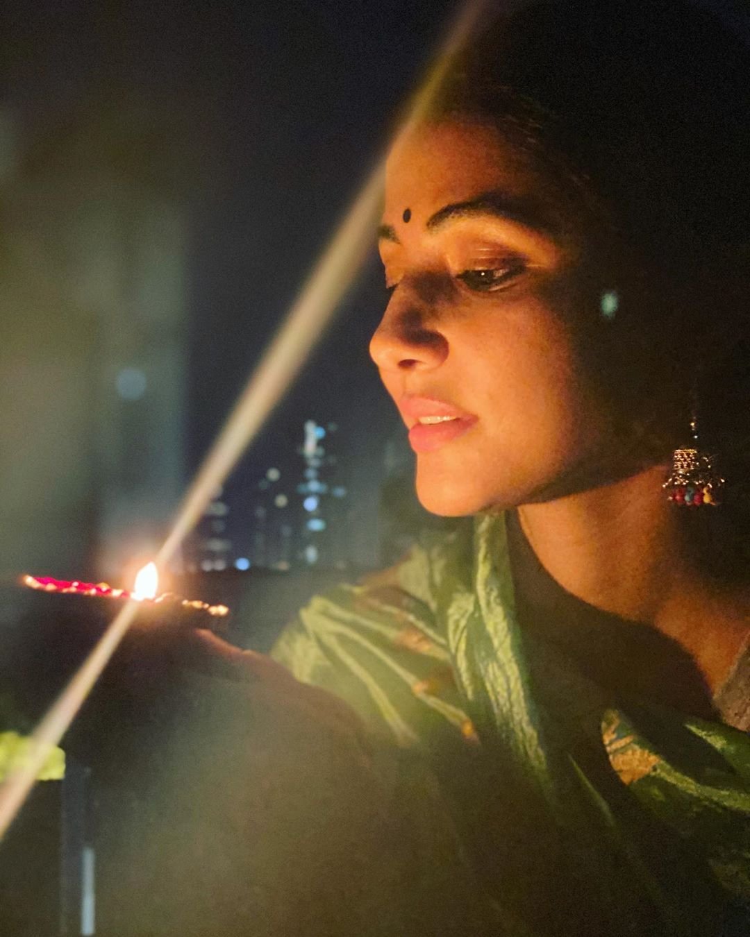 coronavirus, diya jalao, lockdown, narendra modi, pm, 9pm 9min, pm narendra modi, deepika padukone, ranveer singh, coronavirus, anushka sharma, virat kohli, ananya panday, alia bhatt, kartik aaryan, vicky kaushal, alia bhatt, rajinikanth, lata mangeshkar, akshay kumar, amitabh bachchan, jhanvi kapoor, mukesh ambani, antilia, hina khan, arbaz kha, gauri khan, bollywood celebs, narendra modi, adnan sami