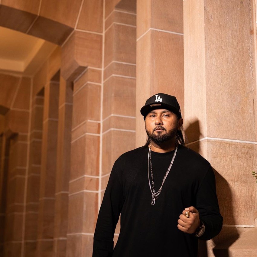 अपना हाल बयां करते हुए हनी सिंह ने बताया था कि जो शख्स बीस हजार की भीड़ में परफॉर्म करता था वो 4-5 लोगों के सामने भी परेशान होने लगता। बकौल हनी सिंह कुछ ऐसी हालत कर देता है बाईपोलर डिसऑर्डर ।