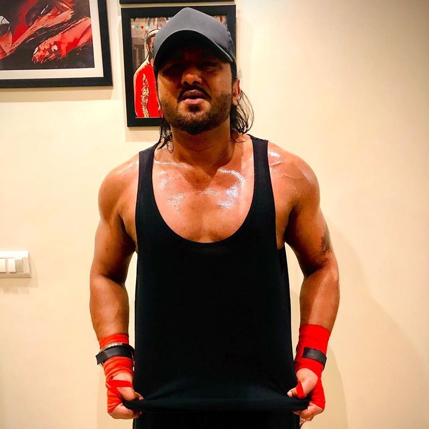 साल 2015 हनी सिंह की जिंदगी का सबसे बुरा साल था। वह तनाव के कारण अकेले रहने लगे थे। उन्होंने खुद इस बात को कबूला भी कि वो समय उनकी लाइफ का सबसे बुरा दौर था।