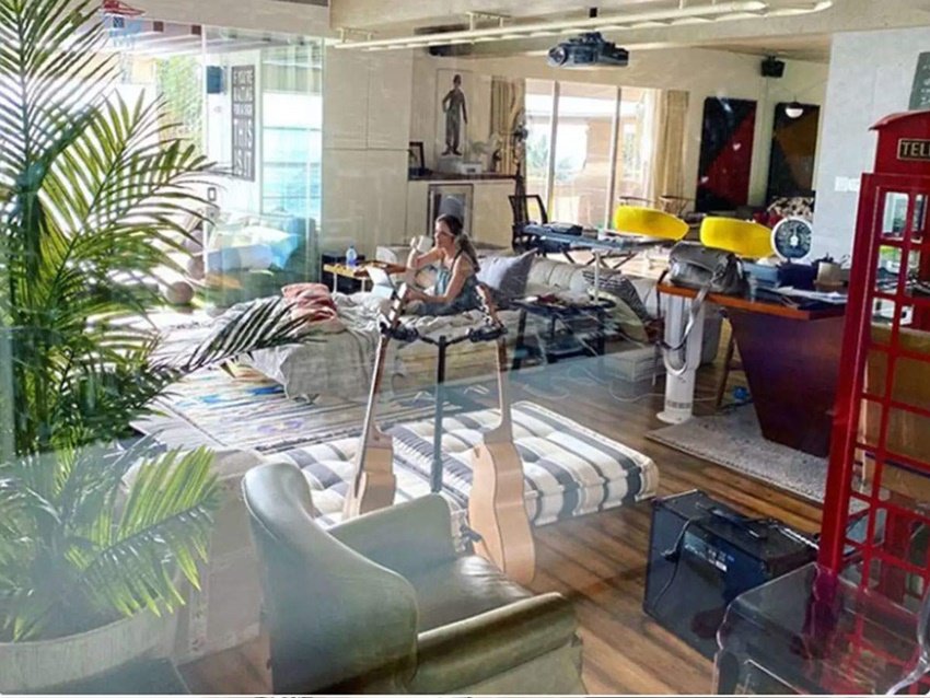 ये फोटो रितिक रौशन ने शेयर की थी। फोटो में रितिक की एक्स वाइफ सुजैन खान उनके घर के लिविंग रूम में बैठी दिख रही हैं। रितिक का लिविंग रूम बेहद आकर्षक नजर आ रहा है।