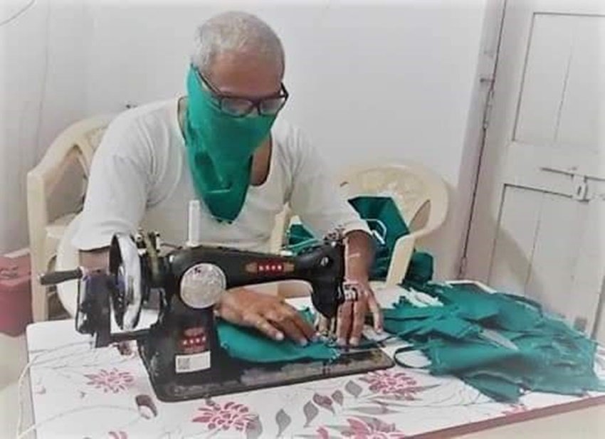 दरअसल बीजेपी सांसद जनार्दन मिश्रा कोरोना से बचाव के लिए खुद मास्क की सिलाई में लगे हुए हैं।