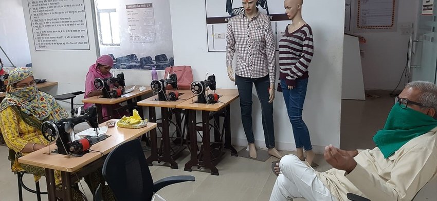 वह रीवा में कौशल विकास केंद्र पर तमाम महिलाओं से मास्क बनवा रहे हैं। मास्क के लिए कपड़ा भी वह स्वयं उपलब्ध करवा रहे हैं।