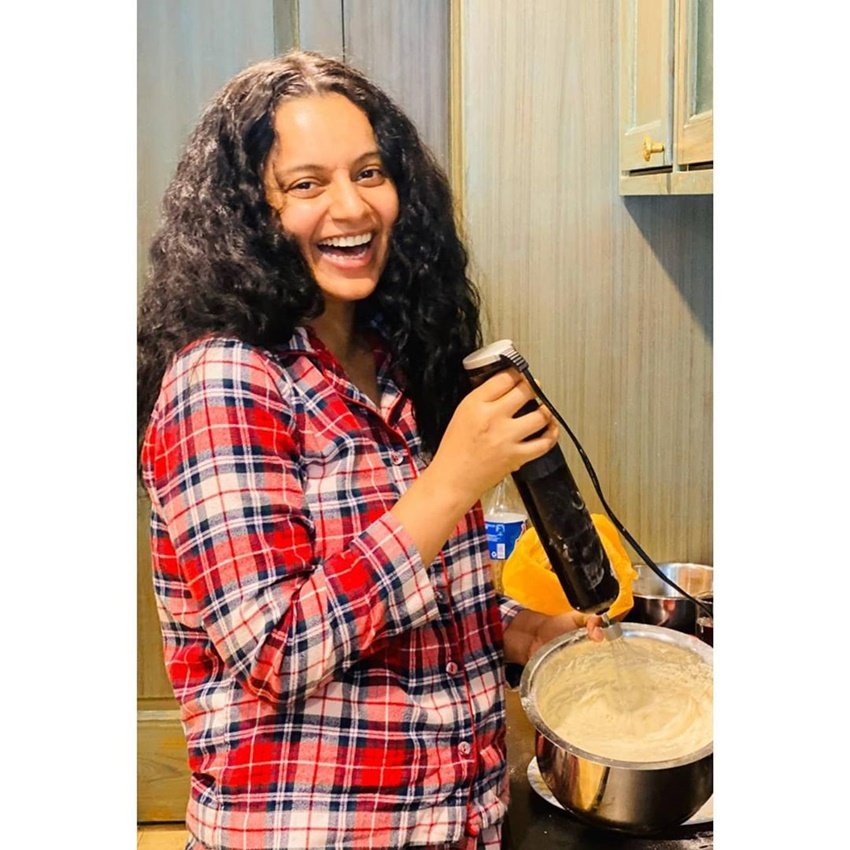 कंगना रनौत (Kangana Ranaut) की लेटेस्ट तस्वीर वायरल हो रही है। इस तस्वीर में वह पहले से कुछ ज्यादा वजनी लग रही हैं। कंगना रनौत ने मीडिया में बताया भी था कि उन्हें वेट पुटऑन करना है। दरअसल कंगना अपनी अगली फिल्म थलाइवी (Thalaaivi) के लिए काफी मेहनत कर रही हैं। इस फिल्म में वह दिवंगत नेत्री जयललिता का किरदार निभा रही हैं। जयललिता के किरदार के लिए कंगना को अपना वजन बढ़ाना है। हालांकि कंगना से पहले भी तमाम अभिनेत्रियां किरदार के हिसाब से अपना वजन बढ़ा चुकी हैं। आइए डालते हैं ऐसी ही कुछ एक्ट्रेसेज पर एक नजर: