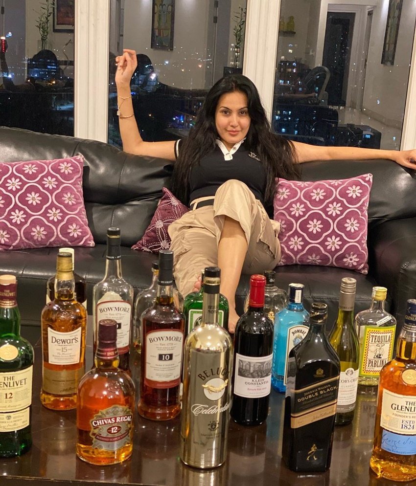 दरअसल काम्या पंजाबी ने शराब की ढेर सारी बोतलों के साथ फोटो पोस्ट की है। काम्या की ये फोटो खूब वायरल हो रही है। फैंस कमेंट कर लिख रहे हैं कि इनमें से कुछ बोतलें हम लोगों को दान कर दीजिए।