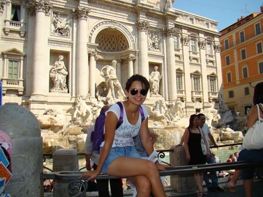 वहीं कुछ यूजर्स कंगना रनौत पर तंज कसते हुए लिख रहे हैं कि सबसे लड़ाई करती फिरोगी तो अकेले ही हर जगह घूमना पड़ेगा।