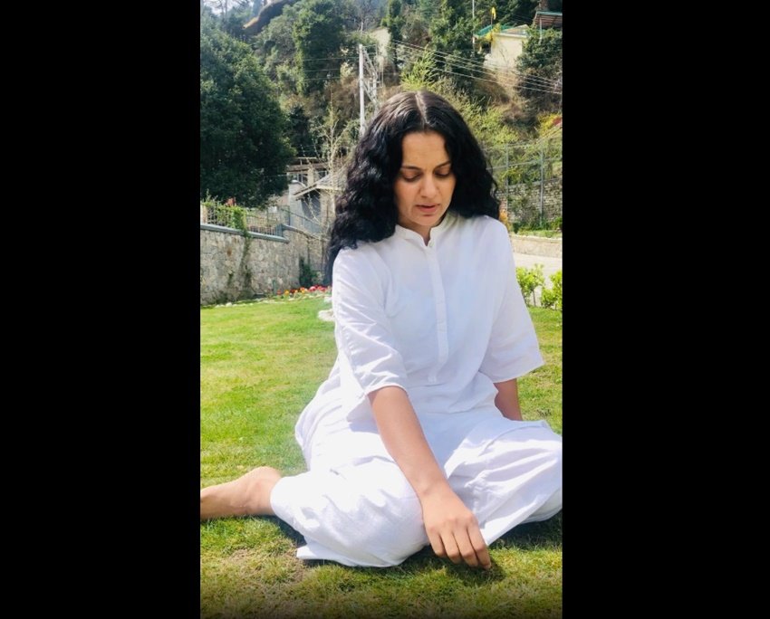 वर्क फ्रंट की बात करें तो कंगना की आखिरी रिलीज हुई फिल्म थी पंगा। पंगा बॉक्सऑफिस पर कुछ खास तो नहीं कर पाई लेकिन कंगना की एक्टिंग को सबने सराहा। आने वाले दिनों में वह दिवंगत नेत्री जय ललिता की बायोपिक थलाइवी में नजर आएंगी।
