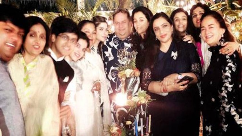 कनिका पर अपनी ट्रैवल हिस्ट्री छिपाने और इस दौरान कई बड़ी पार्टियों में शामिल होने के आरोप लगे।कनिका की उनकी इस हरकत पर खूब जमकर आलोचना हुई थी। <a href="https://www.jansatta.com/photos/picture-gallery/coronavirus-actress-ratan-rajpoot-accidently-quarantined-in-unknown-village-of-bihar-under-lockdown/1370227/  “>लॉकडाउन: बिहार के एक गांव में फंस गई है ये एक्ट्रेस, पहचान छिपा काट रहीं दिन