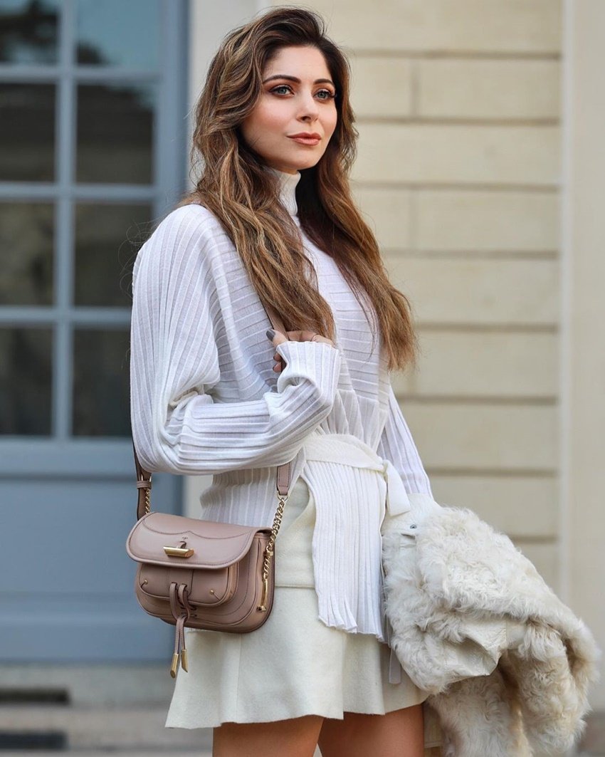 बताया जाता है कि कनिका को कोरोना पॉजिटिव होने के बावजूद उनकी हरकतों के कारण सोसाइटी वालों ने उनका विरोध किया है। विरोध के चलते कनिका को सोसाइटी से बाहर अपने किसी रिश्तेदार के यहां रुकना पड़ा है।