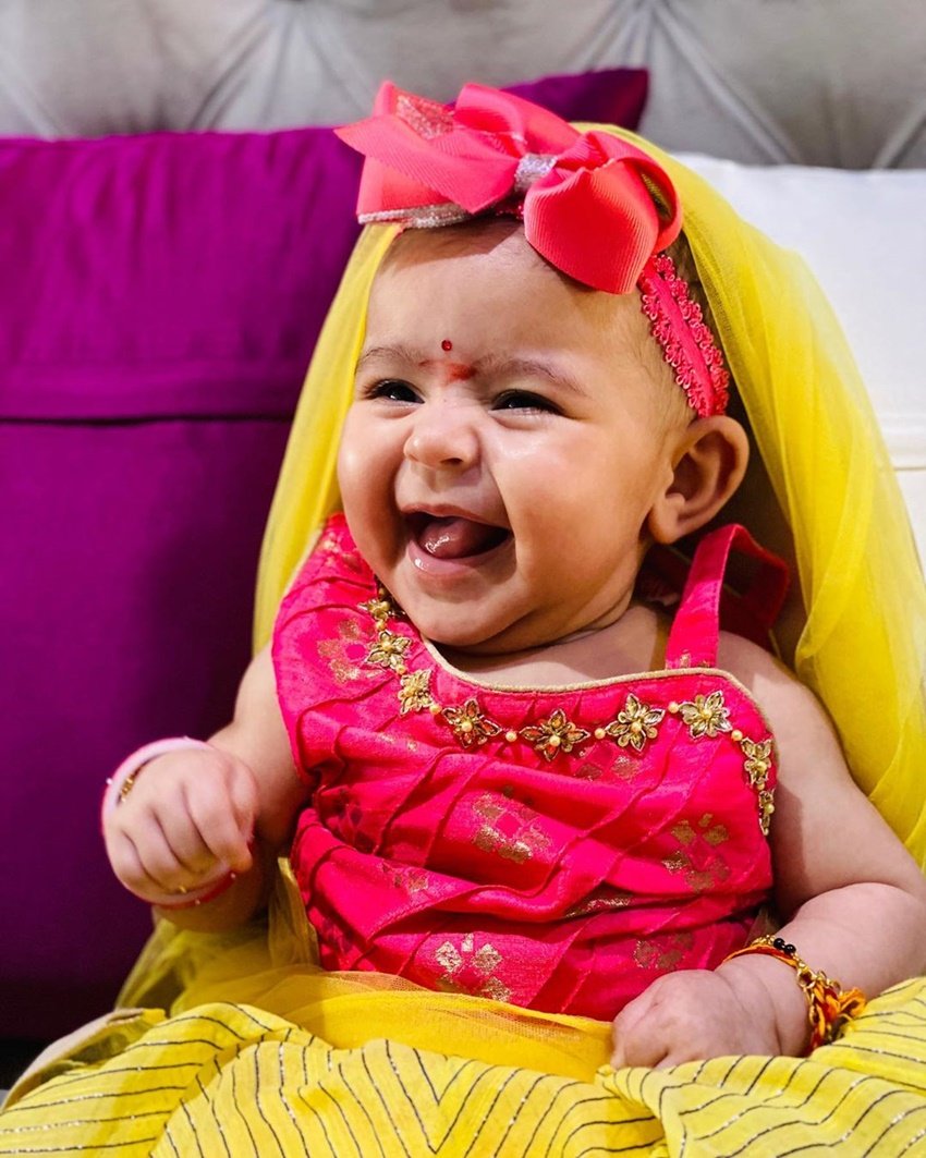 इस लहंगे में अमायरा किसी परी जैसी लग रही हैं। उनकी मुस्कुराहट पर सोशल मीडिया लट्टू हो चुका है।