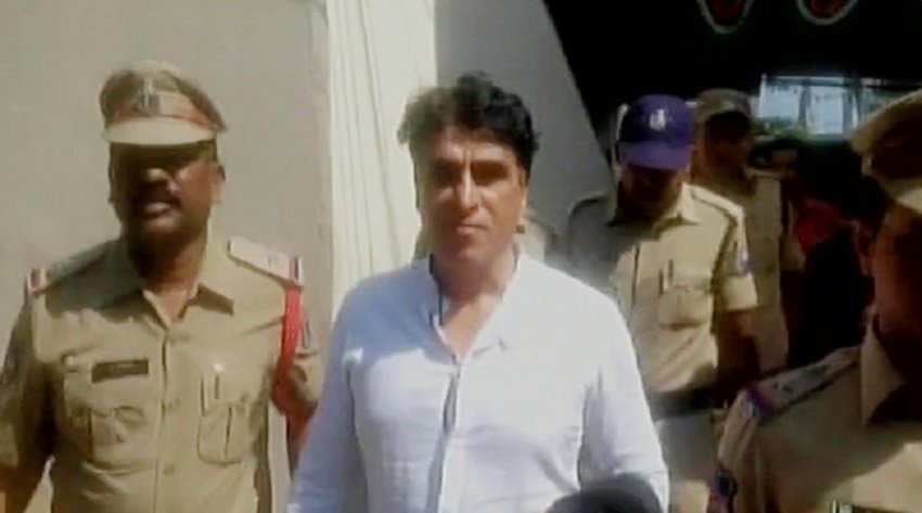 हैदराबाद में एक महिला ने करीम मोरानी के खिलाफ रेप केस दर्ज कराया था। महिला का आरोप था कि करीम मोरानी ने उनका रेप किया और धमकी भी दी कि किसी को बताया तो वह उनकी न्यूड तस्वीरें वायरल कर देंगे। मामला अभी कोर्ट में है।