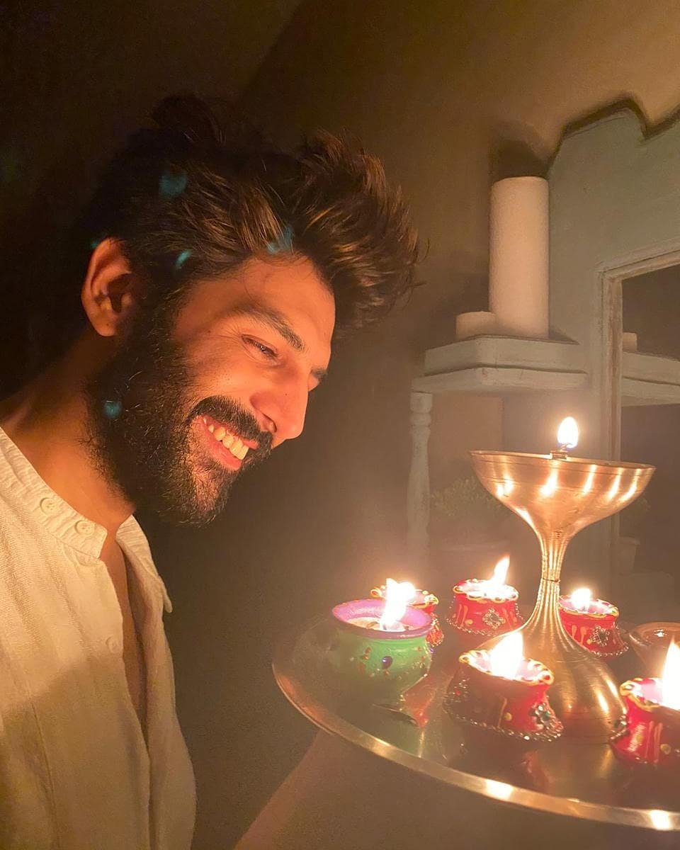 coronavirus, diya jalao, lockdown, narendra modi, pm, 9pm 9min, pm narendra modi, deepika padukone, ranveer singh, coronavirus, anushka sharma, virat kohli, ananya panday, alia bhatt, kartik aaryan, vicky kaushal, alia bhatt, rajinikanth, lata mangeshkar, akshay kumar, amitabh bachchan, jhanvi kapoor, mukesh ambani, antilia, hina khan, arbaz kha, gauri khan, bollywood celebs, narendra modi, adnan sami