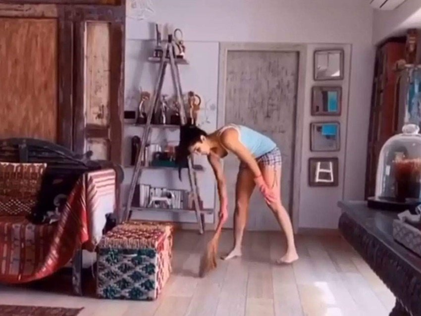 कैटरीना कैफ ने फोटो शेयर करते हुए बताया था कि वह खाली समय में घर की साफ सफाई खुद कर रही हैं।