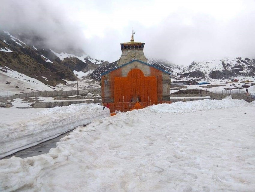 केदारनाथ मंदिर को मुख्य द्वार को फूलों से सजाया गया था।