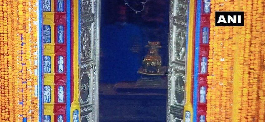 कपाट खुलने के बाद वहां विराजमान ज्योतिर्लिंग की पूजा-अर्चना पूरे विधि विधान और सोशल डिस्टेंसिंग के मानकों का खयाल रखते हुए संपन्न की गई।