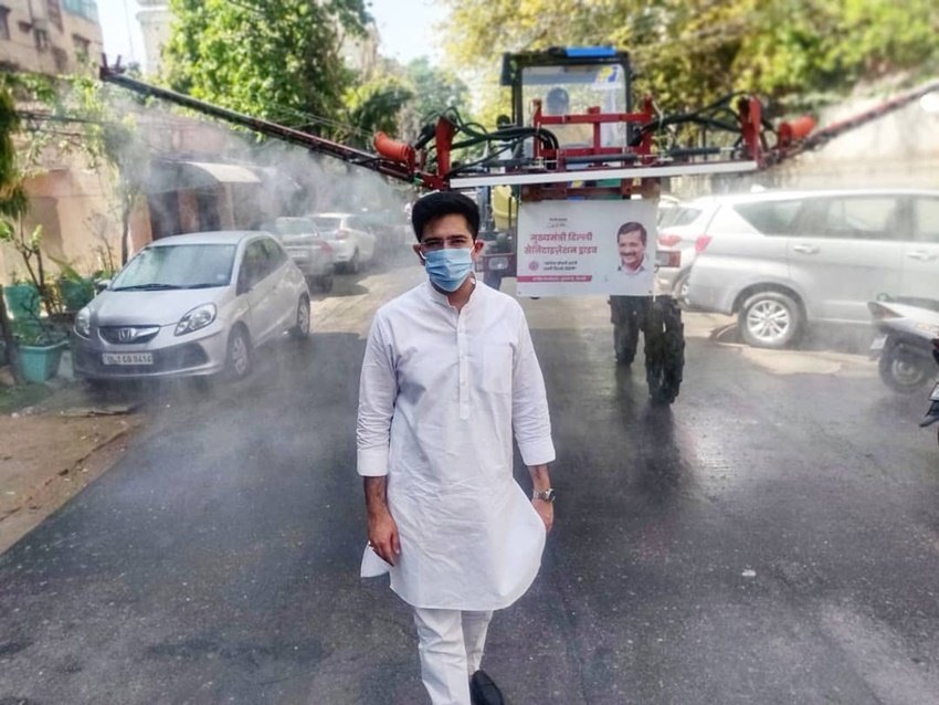 इस तस्वीर में आप नेता राघव चड्ढा नजर आ रहे हैं। उनके पीछे चल रहे सैनिटाइजेशन वाहन पर केजरीवाल की तस्वीर वाला बैनर लगा हुआ है।
