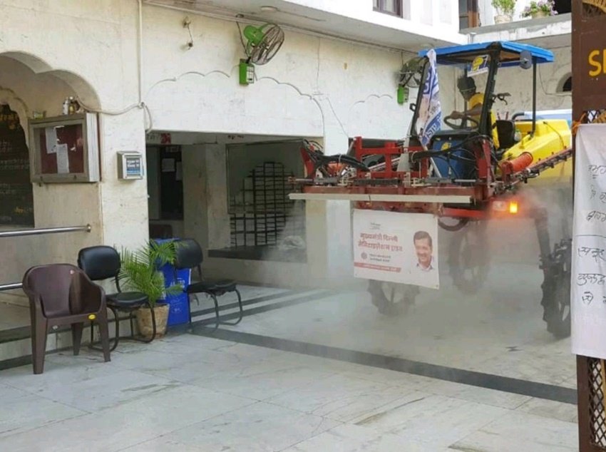 देश की राजधानी दिल्ली बुरी तरह से कोरोना वायरस के संक्रमण की चपेट में हैं। हालात की गंभीरता को देखते हुए पूरे शहर को सैनिटाइज किया जा रहा है।