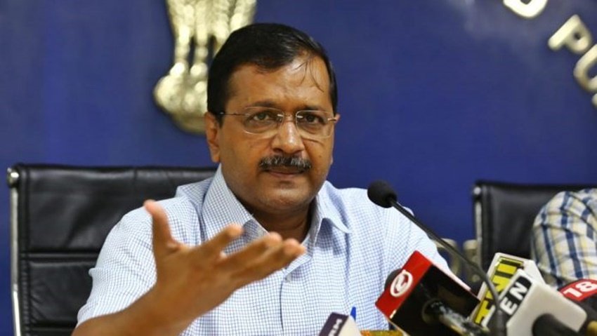 दिल्ली के मुख्यमंत्री अरविंद केजरीवाल (Arvind Kejriwal) कुछ तस्वीरों के कारण सोशल मीडिया यूजर्स के निशाने पर आ गए हैं। लोग लिख रहे हैं कि कोरोना से फैले मातम के बीच भी नहीं थम रही केजरीवाल के प्रचार की भूख, यह तो सच में हद है। दरअसल अरविंद केजरीवाल की ट्रोलिंग का करण बनी हैं दिल्ली को सैनिटाइज करने वालीं मशीनें। (Photo: PTI)