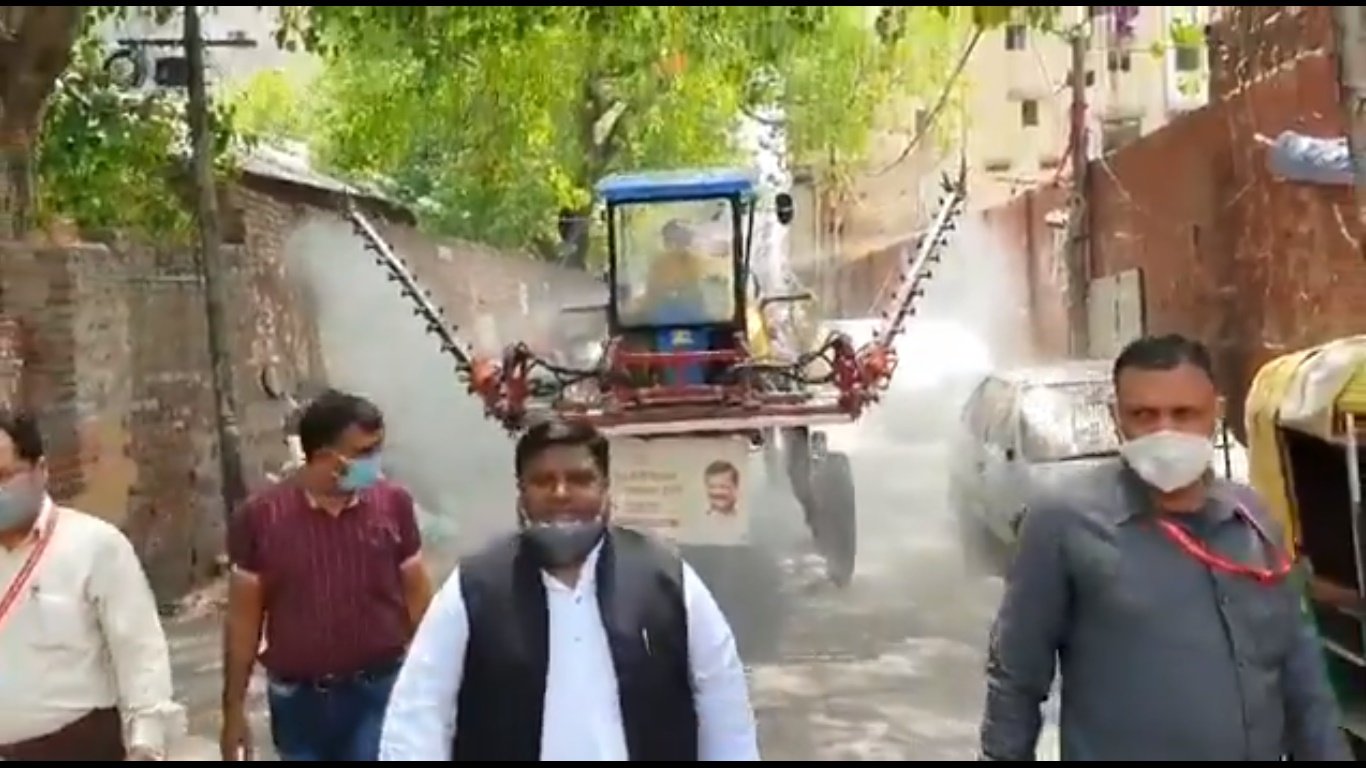 केजरीवाल सरकार के कई मंत्री पोस्टर औऱ झंडे लगे इन वाहनों के साथ दिख रहे हैं।