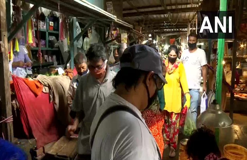 कोलकाता के रामगढ़ बाजार में जुटी भीड़। (फोटो- एएनआई)