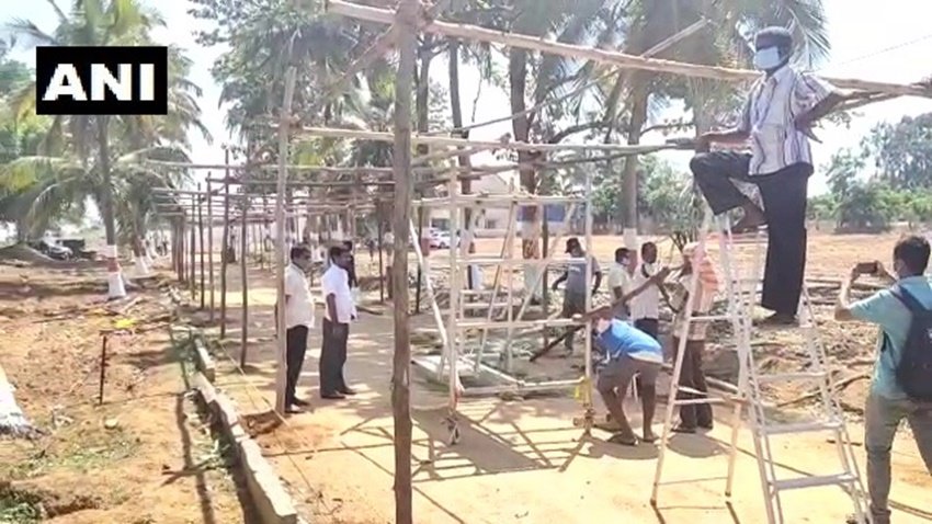 शादी के समारोह का आयोजन एचडी कुमारस्वामी के फार्महाउस पर किया गया था।