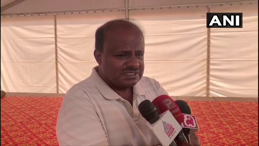 कर्नाटक के पूर्व सीएम कुमारस्वामी ने बेटे की शादी पर मीडिया से कहा था कि फंक्शन में परिवार के 8-10 लोग ही शामिल रहेंगे। <a href="https://www.jansatta.com/photos/news-gallery/delhi-migrants-living-under-flyover-near-yamuna-ghat-cm-arvind-kejriwal-shift-them-in-shelter-homes/1379442/ “>‘ना छत ना बिछौना ना खाना, जानवरों से भी बदतर हालात’, सरकारी दावों की धज्जियां उड़ाती तस्वीरें