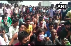 आंध्र प्रदेश: घर भेजने की मांग को लेकर हजारों मजदूरों ने किया प्रदर्शन, हटाने आई पुलिस पर किया पथराव