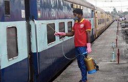 रेलवे ने टिकट बुकिंग भी की अनिश्चितकाल के लिए बंद, कैंसल कराने की जरूरत नहीं, ऑटोमेटिक आ जाएगा रिफंड