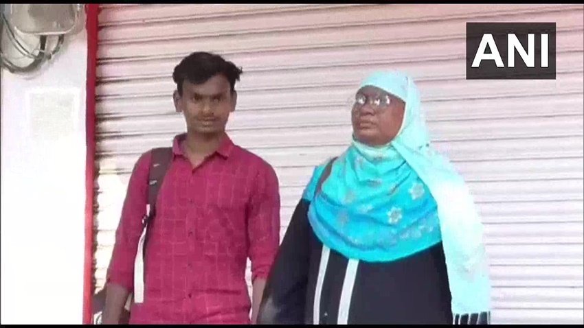 रजिया बेगम निजामाबाद के एक स्कूल में पढ़ाती हैं। लॉकडाउन के कारण उनका बेटा निजामुद्दीन आंध्र प्रदेश के नेल्लोर में फंसा हुआ था।