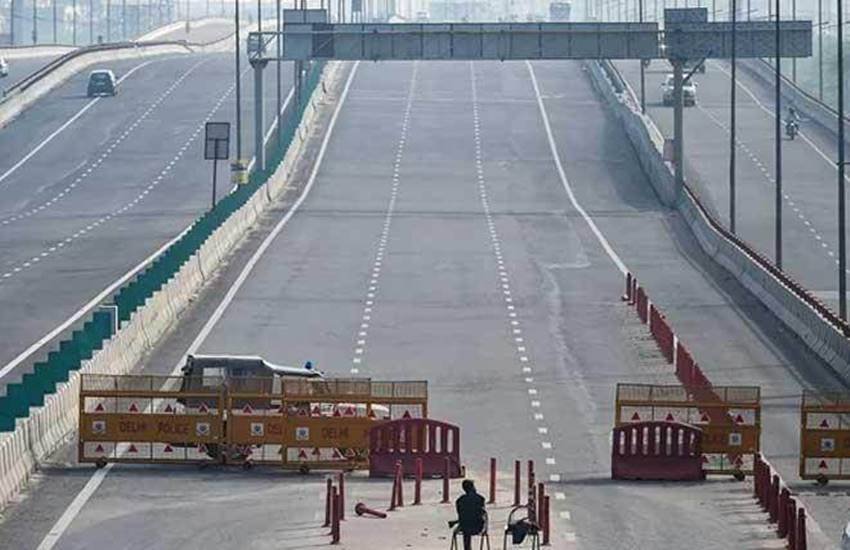 प्रोफेसर हरिप्रिया ने बताया कि इस दौरान महात्मा गांधी राष्ट्रीय ग्रामीण रोजगार गारंटी अधिनियम (मनरेगा) और गैरसंगठित क्षेत्रों में काम करने वाले कर्मचारियों को 1.16 लाख करोड़ रुपए से अधिक आय की हानि होगी। प्रोफेसर हरिप्रिया ने बताया कि इस दौरान महात्मा गांधी राष्ट्रीय ग्रामीण रोजगार गारंटी अधिनियम (मनरेगा) और गैरसंगठित क्षेत्रों में काम करने वाले कर्मचारियों को 1.16 लाख करोड़ रुपए से अधिक आय की हानि होगी।