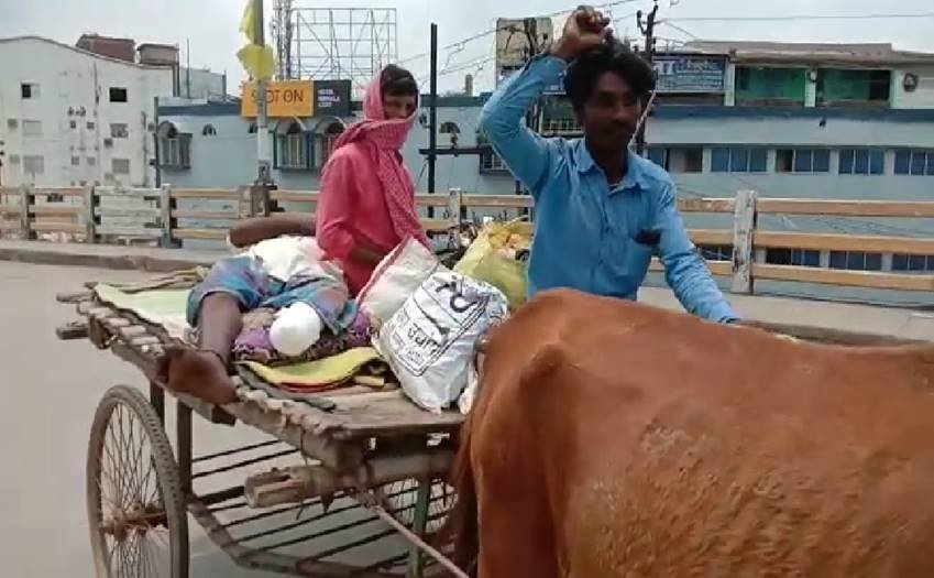 ठेले पर गांव से अपने पिता को भागलपुर अस्पताल ले जाते सज्जात। 