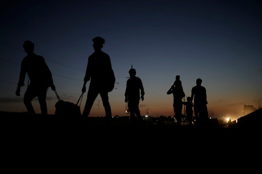 बता दें कि लॉकडाउन के ऐलान के बाद जिस तरह से लोग बड़े-बड़े शहरों से अपने गांव-कस्बों की तरफ पैदल ही निकल पड़े। (प्रतीकात्मक फोटो) सोर्सः एपी