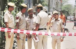 दिल्ली: गर्लफ्रेंड को इम्प्रेस करने के लिए सेना की वर्दी पहन सड़क पर घूम रहा था, धरा गया