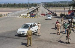 गुजरात: लॉकडाउन तोड़ कार में अश्लील हरकत करते रंगेहाथ धरा गया प्रेमी जोड़ा, केस दर्ज