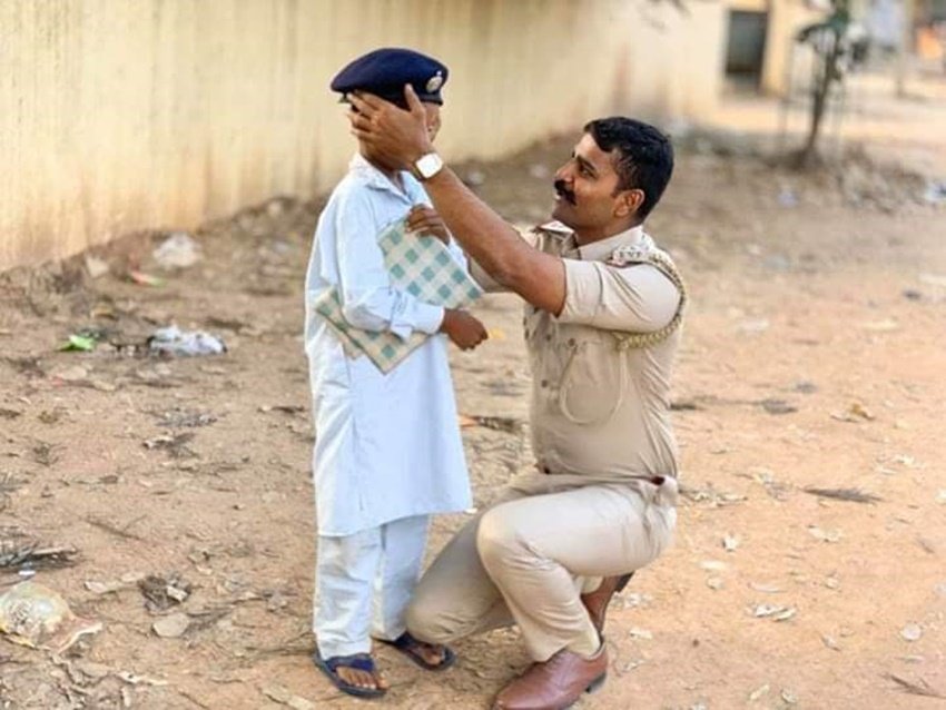 तस्वीरों को महंतेश ने अपने सोशल मीडिया अकाउंट से शेयर करते हुए लिखा- इस बच्चे को सुनसान सड़क पर जाते देखा तो रोक लिया,बच्चे से पूछा क्या बनना चाहते हो,जवाब था "पुलिस बनना चाहता हूं।" मैंने अपनी कैप निकाल कर बच्चे के सर पर रखी और उसे गले लगा लिया।