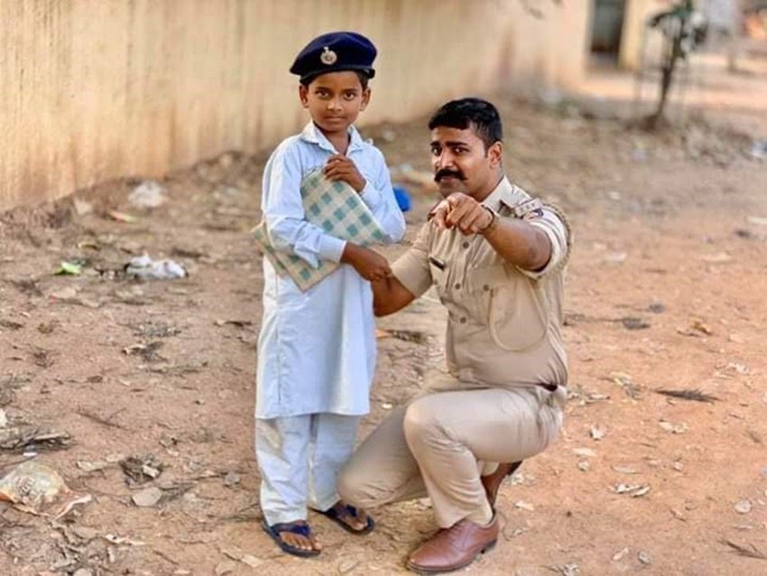 तस्वीरों में दिख रहे पुलिसकर्मी का नाम महंतेश बनप्पागौदर है। महंतेश कर्नाटक पुलिस में इंसपेक्टर हैं।