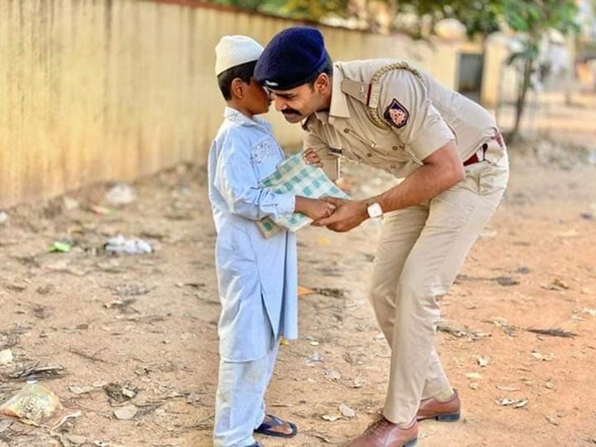 महंतेश ने अपनी टाइमलाइन पर तस्वीरों को शेयर करते हुए ये भी लिखा कि जब मैं सम्प्रदाय के नाम पर लोगों को नफरत फैलाते देखता हूं तो दुख होता है।
