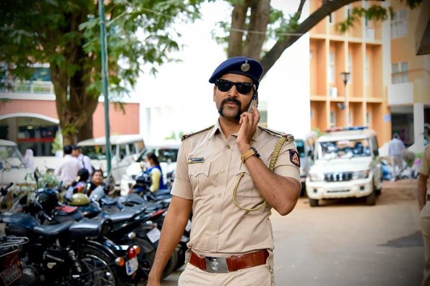 लोग महेश बनप्पागौदर की तारीफ करते हुए लिख रहे हैं कि देश को ऐसे ही अमनपसंद पुलिसवालों और समाज की जरूरत है।