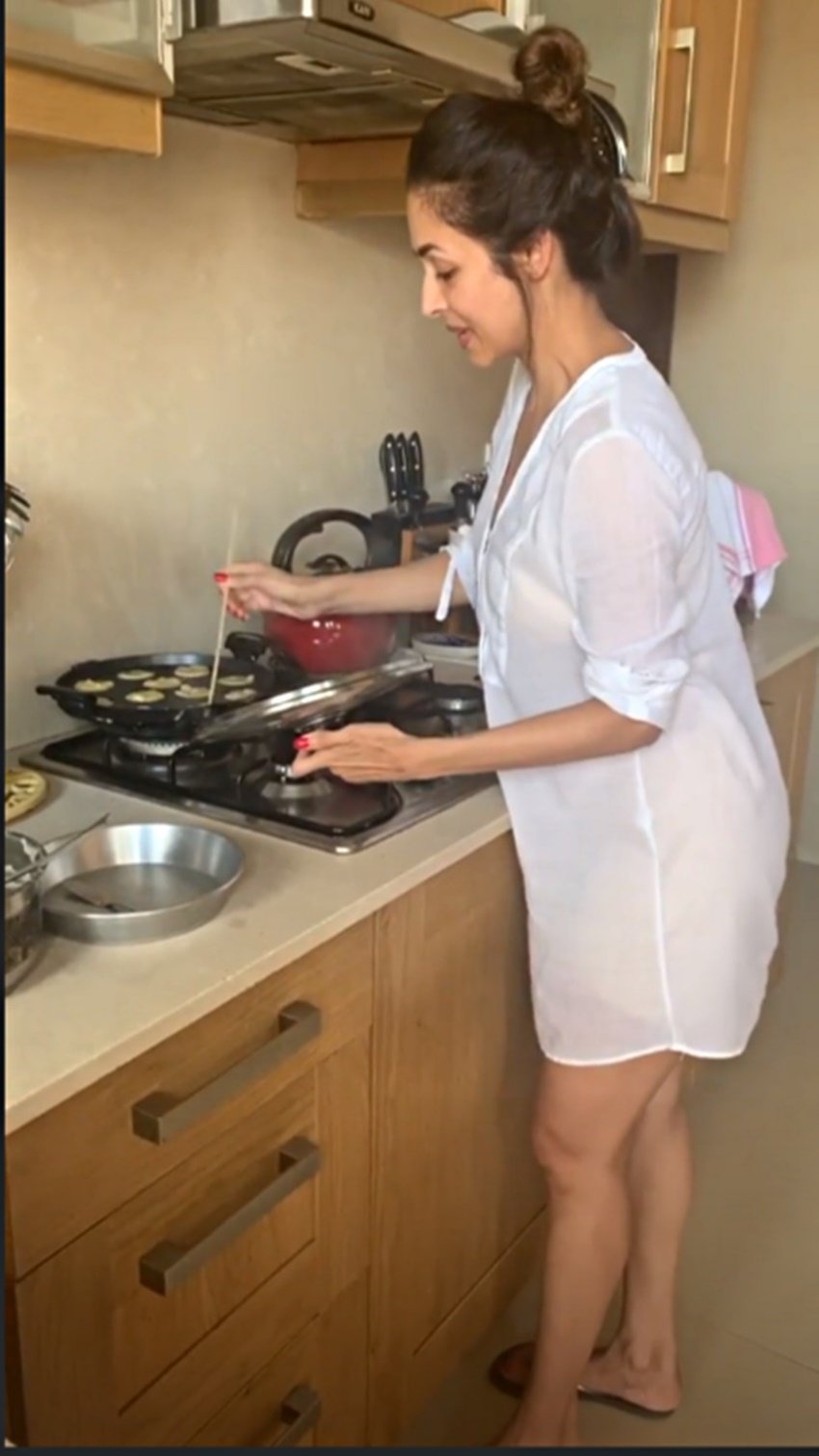 मलाइका भी किचन में पूरी शिद्दत के साथ कुछ पकाती दिखीं।