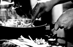 शराब पीने के बाद गर्लफ्रेंड को मार उसकी टांग खाने के लिए कर रहा था फ्राई, पुलिस ने रंगेहाथ पकड़ा