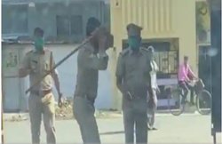 यूपी: बीच सड़क सिपाही ने दारोगा को डंडे से पीटा, केस दर्ज; एसपी ने किया सस्पेंड