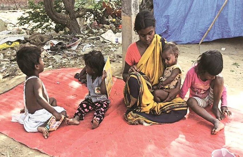 खुदकुशी करने वाले छाबु की पत्नी पूनम अपने 4 बच्चों के साथ। (फोटो- एक्सप्रेस)