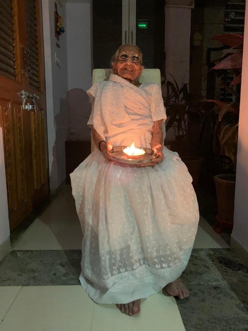 दूूसरी तरफ प्रधानमंत्री नरेंद्र मोदी की मां हीराबेन ने गांधीनगर में अपने आवास पर सभी लाइटें बंद करके मिट्टी का दीपक जलाया। ये तस्वीर भी सोशल मीडिया में खूब वायरल हो रही है। <a href=" https://www.jansatta.com/photos/news-gallery/covid-19-outburst-this-is-what-social-distancing-looks-like-around-the-world/1367923/  “>कोरोना से निपटना है तो इन 10 तस्वीरों को जरूर देख लें, हर किसी के आएंगी काम
