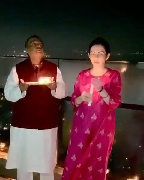 मुकेश अंबानी का पूरा बंग्ला एंटीलिया दियों की रोशनी से जगमगाता दिखाई दिया। मुकेश ने छत पर आरती उतारी और नीता साथ में कैंडल लिए नजर आईं।
